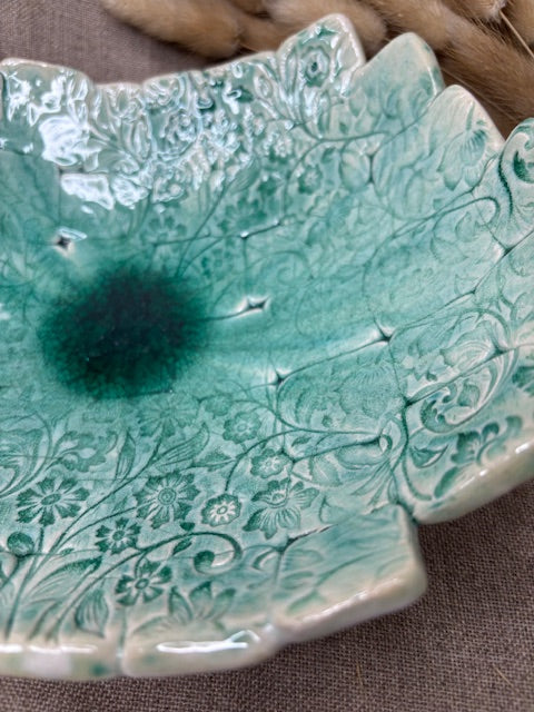 Plat creux en faïence turquoise