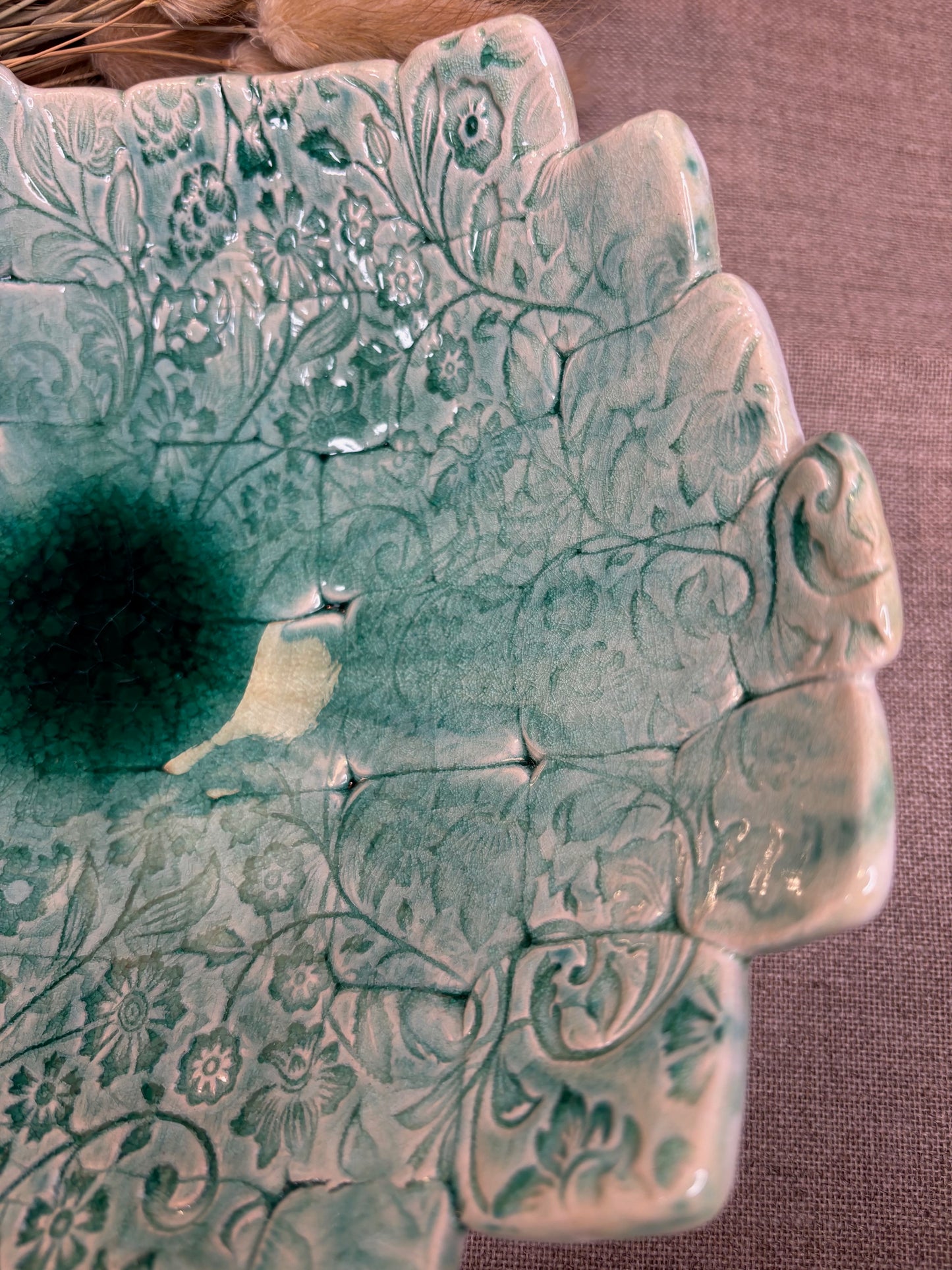 Plat creux en faïence turquoise