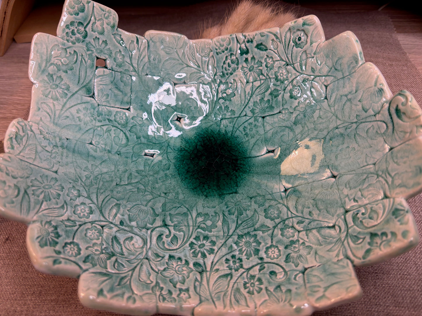 Plat creux en faïence turquoise