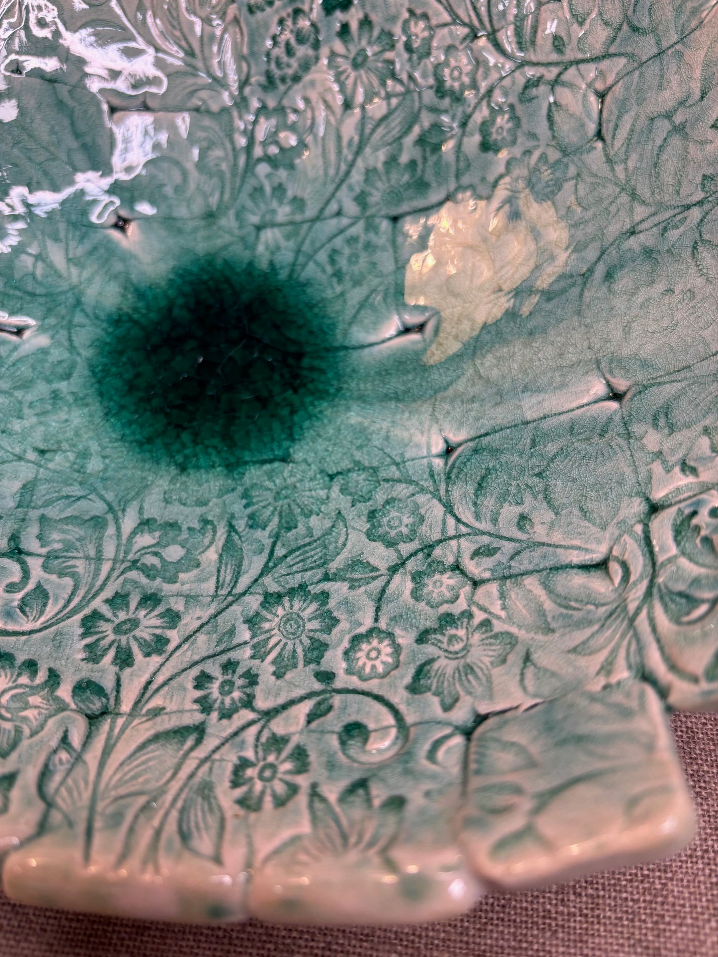 Plat creux en faïence turquoise