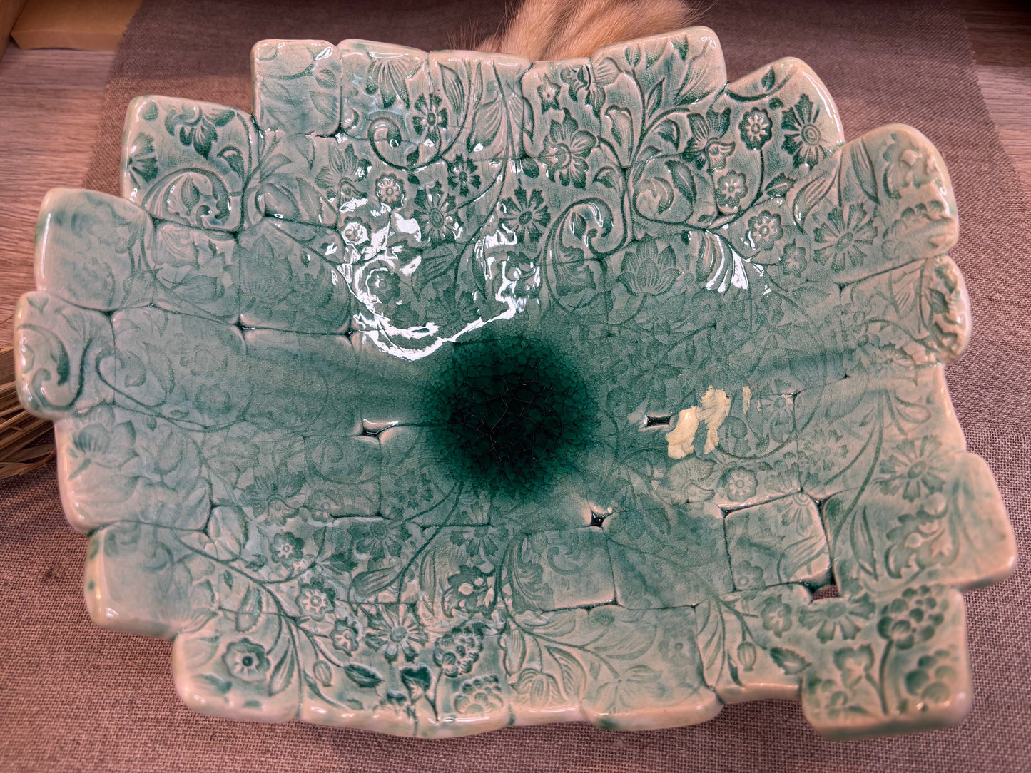 Plat creux en faïence turquoise