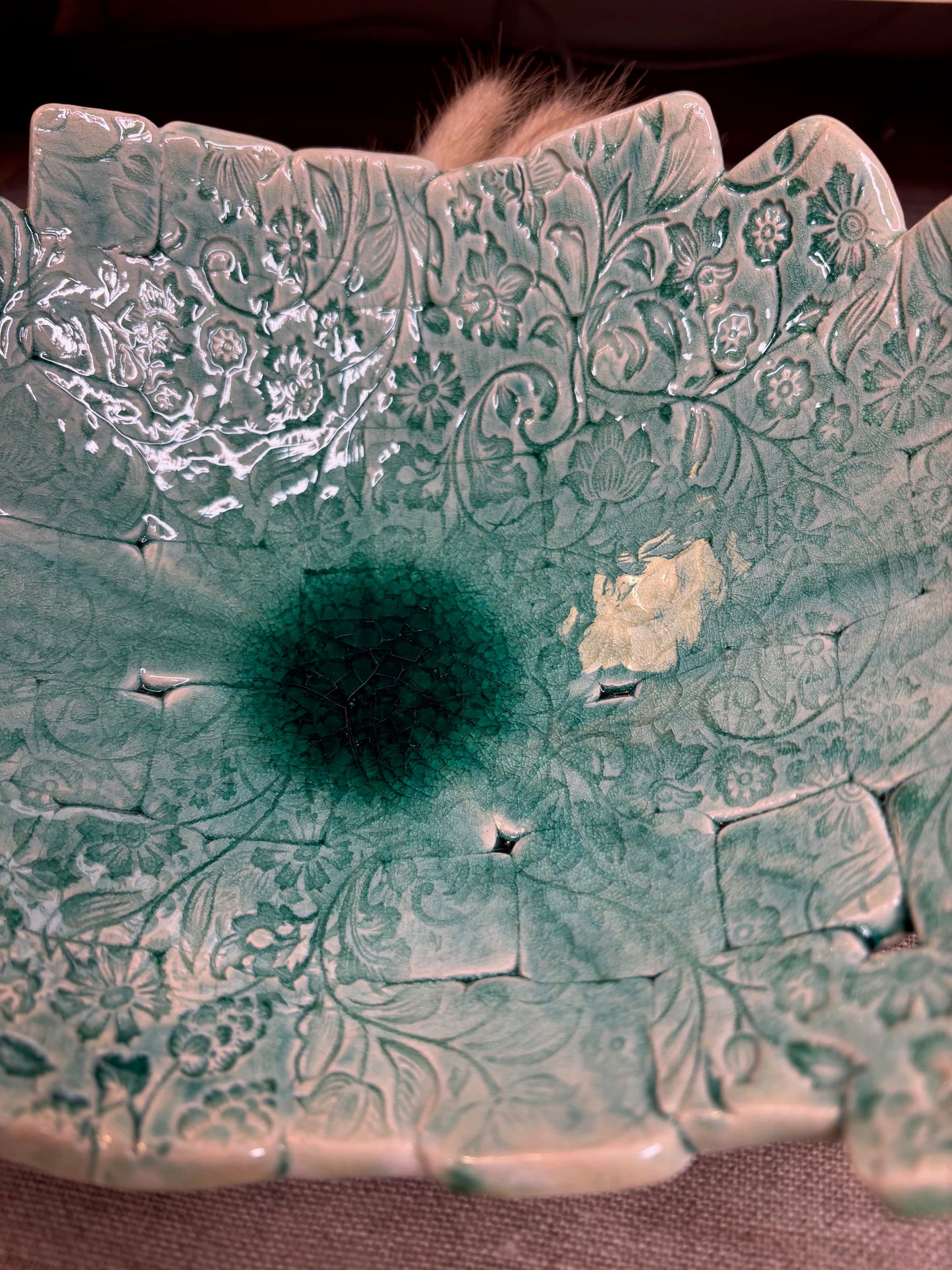 Plat creux en faïence turquoise