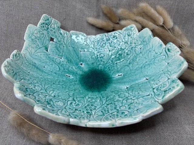 Plat creux en faïence turquoise