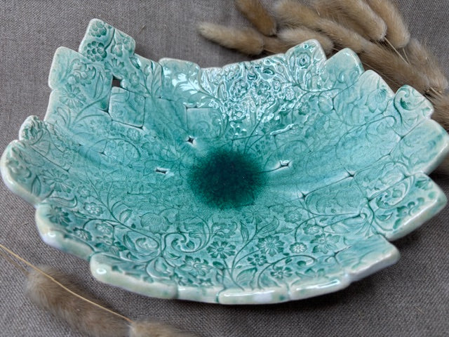 Plat creux en faïence turquoise